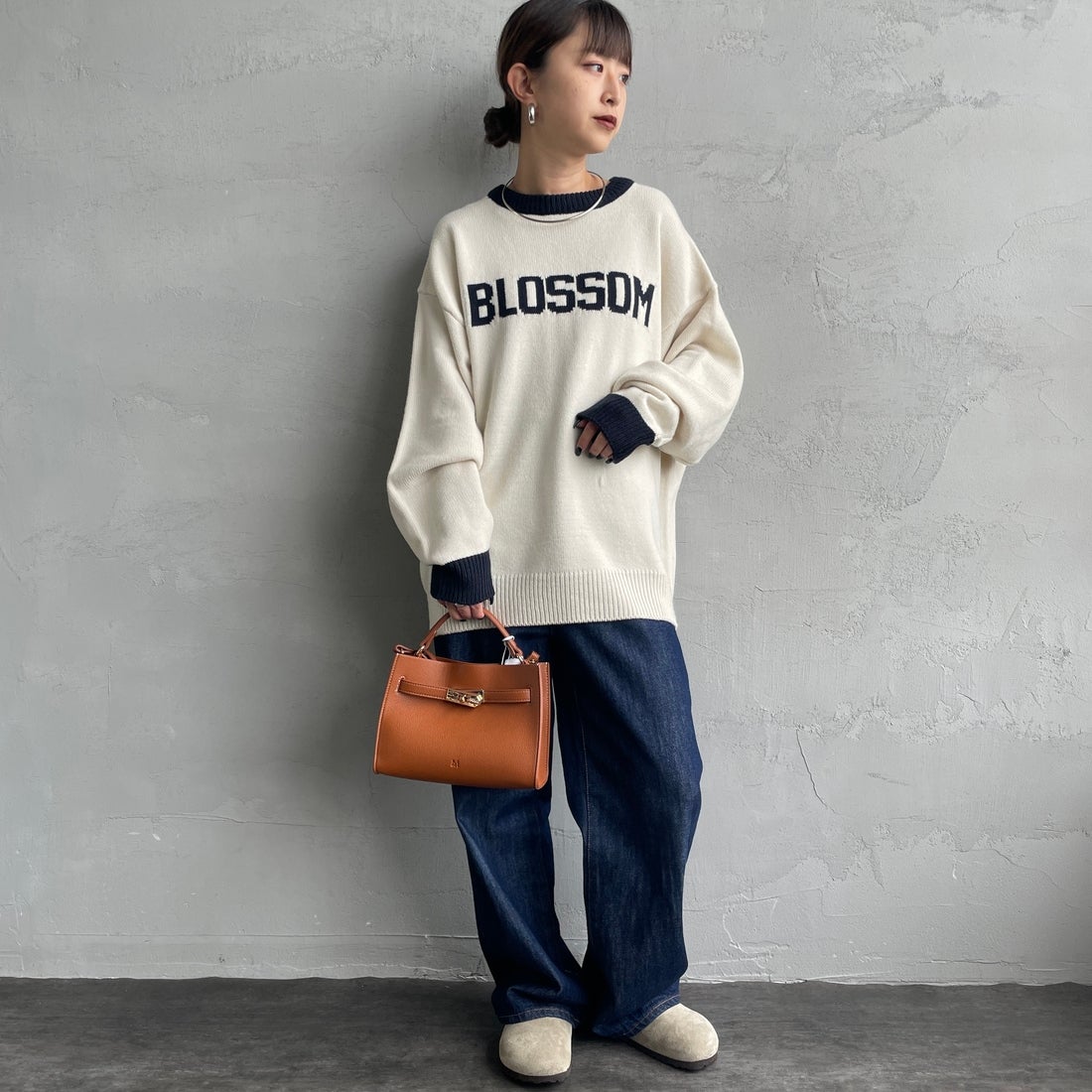 LOGAN Knitting Mills [ローガン ニッティング ミルズ] 別注 クルーネック 配色ジャガードロゴニット [LG-25FW28IN-JF] IVORY &&モデル身長：150cm 着用サイズ：F&&