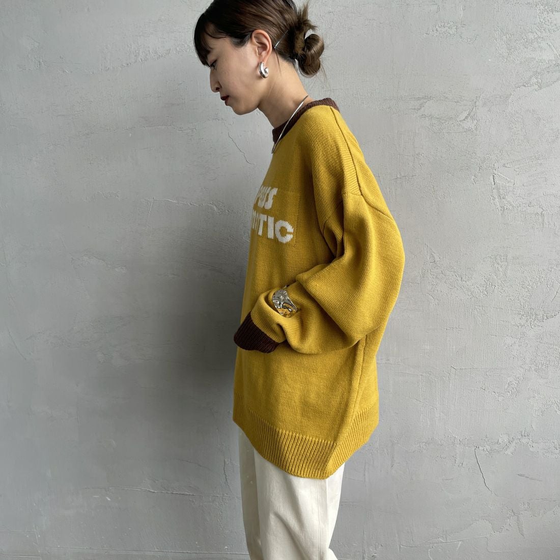 LOGAN Knitting Mills [ローガン ニッティング ミルズ] 別注 クルーネック 配色ジャガードロゴニット [LG-25FW28IN-JF] MUSTARD &&モデル身長：150cm 着用サイズ：F&&
