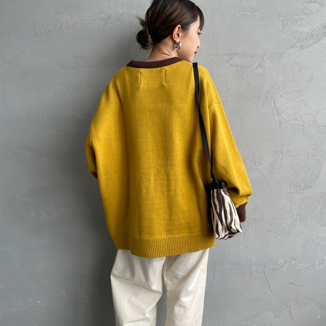 LOGAN Knitting Mills [ローガン ニッティング ミルズ] 別注 クルーネック 配色ジャガードロゴニット [LG-25FW28IN-JF] MUSTARD &&モデル身長：150cm 着用サイズ：F&&