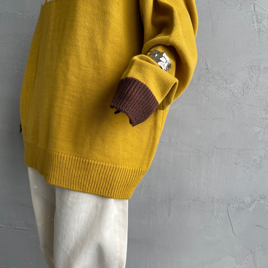 LOGAN Knitting Mills [ローガン ニッティング ミルズ] 別注 クルーネック 配色ジャガードロゴニット [LG-25FW28IN-JF] MUSTARD &&モデル身長：150cm 着用サイズ：F&&