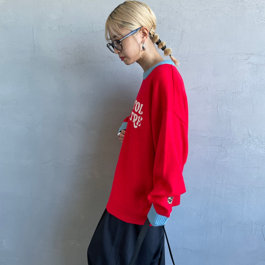 LOGAN Knitting Mills [ローガン ニッティング ミルズ] 別注 クルーネック 配色ジャガードロゴニット [LG-25FW28IN-JF] RED &&モデル身長：150cm 着用サイズ：F&&