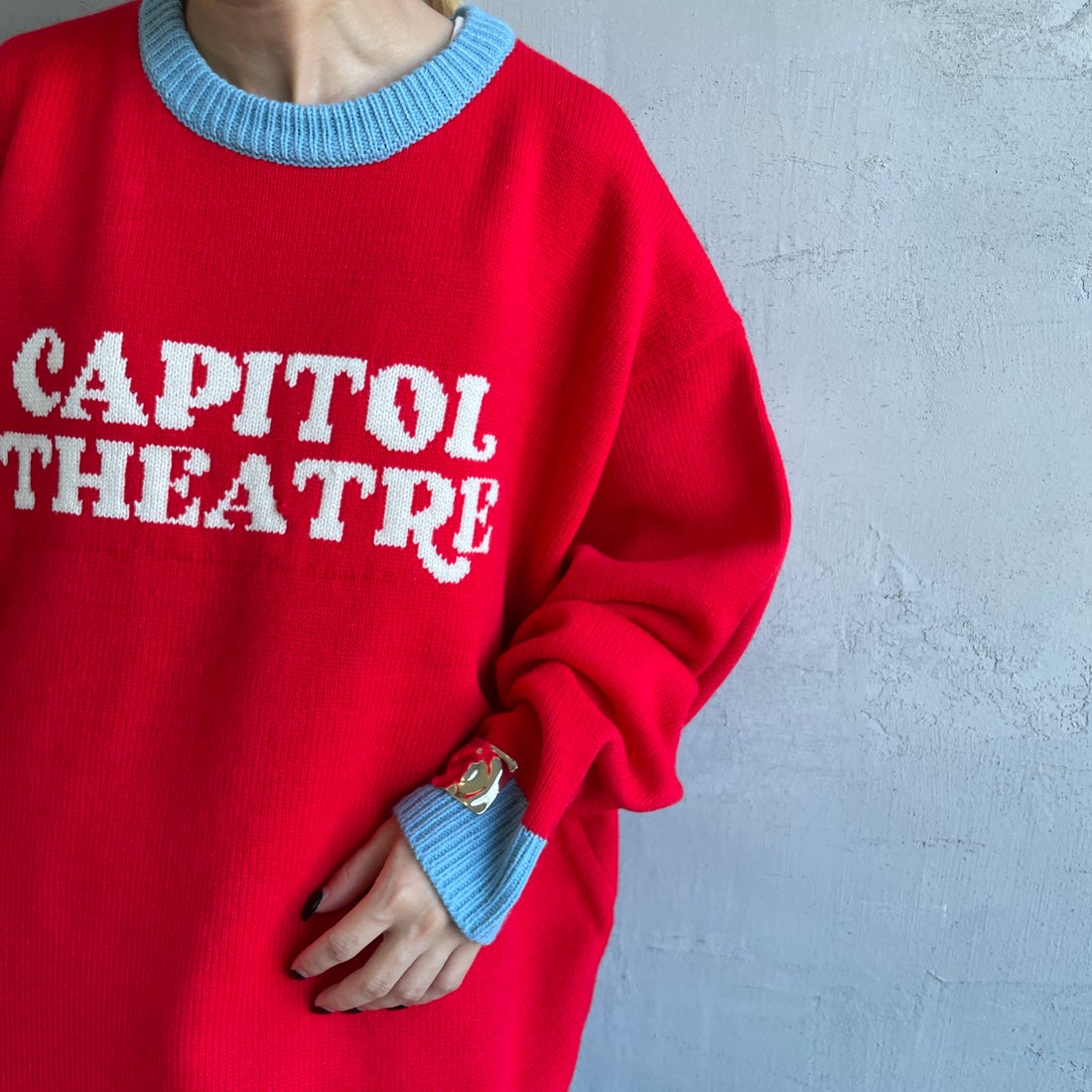 LOGAN Knitting Mills [ローガン ニッティング ミルズ] 別注 クルーネック 配色ジャガードロゴニット [LG-25FW28IN-JF] RED &&モデル身長：150cm 着用サイズ：F&&