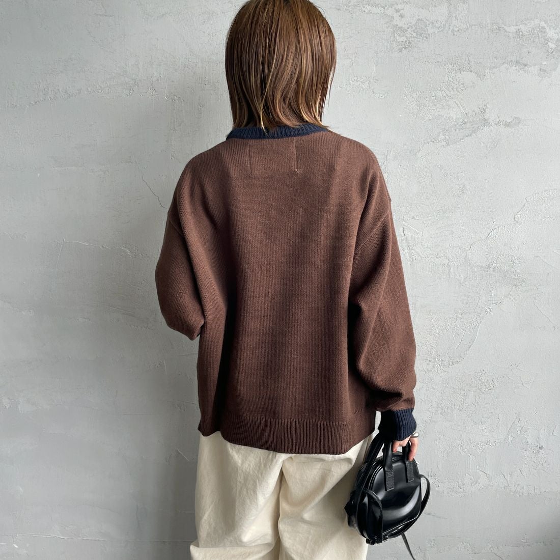 LOGAN Knitting Mills [ローガン ニッティング ミルズ] 別注 クルーネック 配色ジャガードロゴニット [LG-25FW28IN-JF] BROWN &&モデル身長：158cm 着用サイズ：F&&