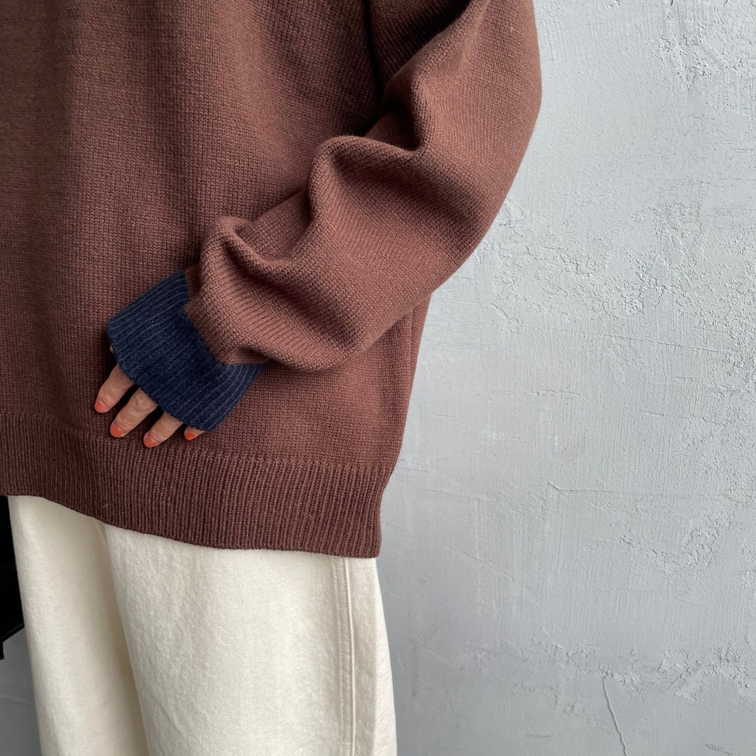 LOGAN Knitting Mills [ローガン ニッティング ミルズ] 別注 クルーネック 配色ジャガードロゴニット [LG-25FW28IN-JF] BROWN &&モデル身長：158cm 着用サイズ：F&&