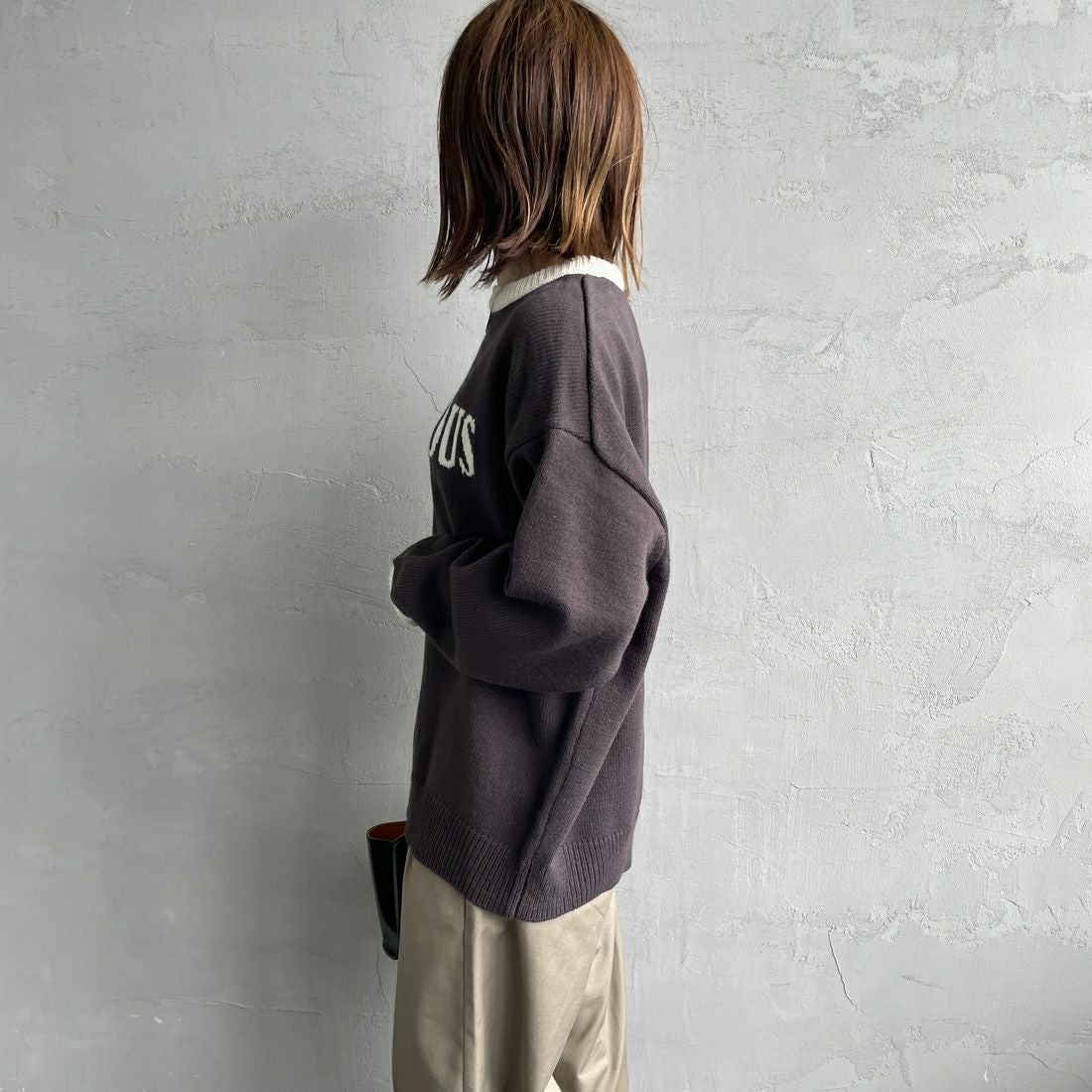 LOGAN Knitting Mills [ローガン ニッティング ミルズ] 別注 クルーネック 配色ジャガードロゴニット [LG-25FW28IN-JF] CHARCOAL &&モデル身長：158cm 着用サイズ：F&&