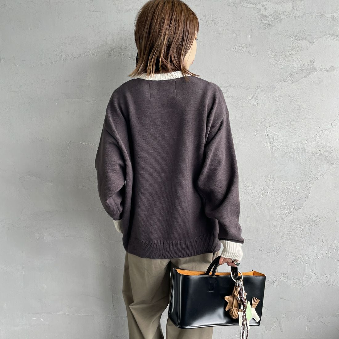 LOGAN Knitting Mills [ローガン ニッティング ミルズ] 別注 クルーネック 配色ジャガードロゴニット [LG-25FW28IN-JF] CHARCOAL &&モデル身長：158cm 着用サイズ：F&&