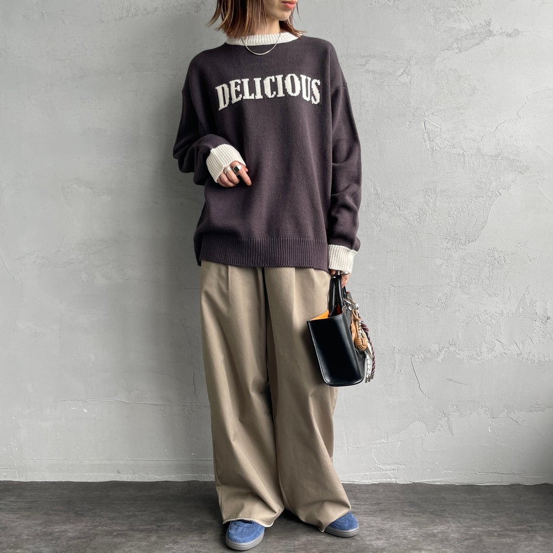 LOGAN Knitting Mills [ローガン ニッティング ミルズ] 別注 クルーネック 配色ジャガードロゴニット [LG-25FW28IN-JF] CHARCOAL &&モデル身長：158cm 着用サイズ：F&&