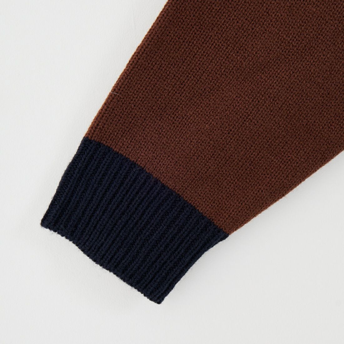 LOGAN Knitting Mills [ローガン ニッティング ミルズ] 別注 クルーネック 配色ジャガードロゴニット [LG-25FW28IN-JF] BROWN