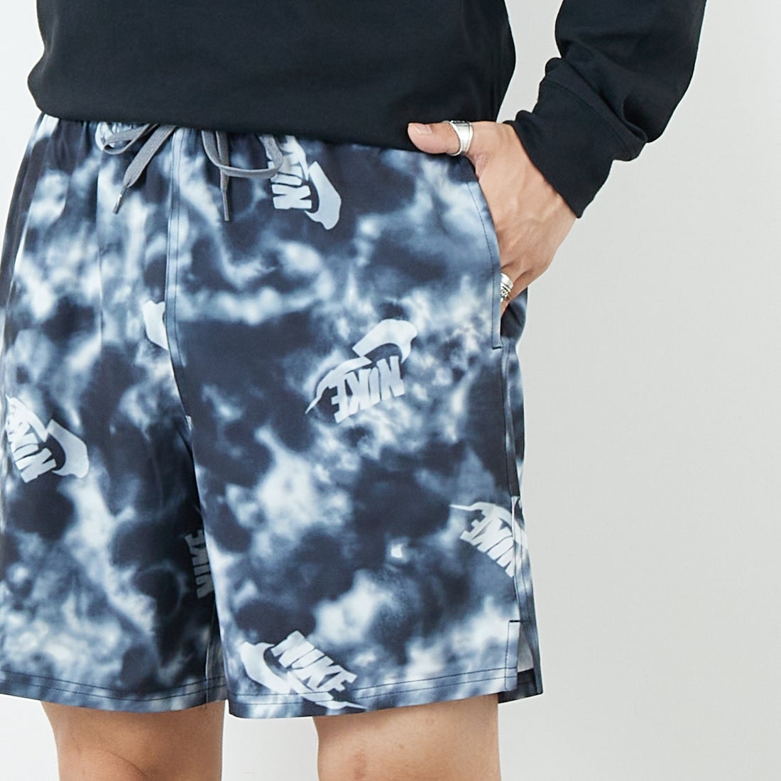NIKE SWIM [ナイキスイム] タイダイカモプリント 7インチボレーショーツ [NESSF513] N054 ｳﾙﾌｸﾞ &&モデル身長：179cm 着用サイズ：L&&