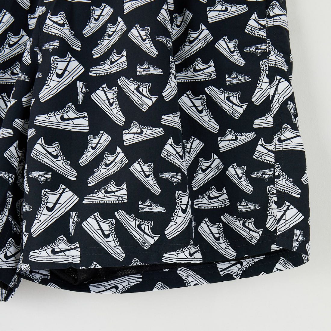 NIKE SWIM [ナイキスイム] エアフォース1プリント 7インチボレーショーツ [NESSF516] N001 ﾌﾞﾗｯｸ