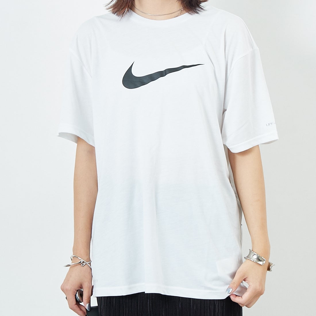 NIKE SWIM [ナイキスイム] コットンライク スニーカーボックスラッシュガード [NESSF523] N100 ﾎﾜｲﾄ &&モデル身長：167cm 着用サイズ：M&&