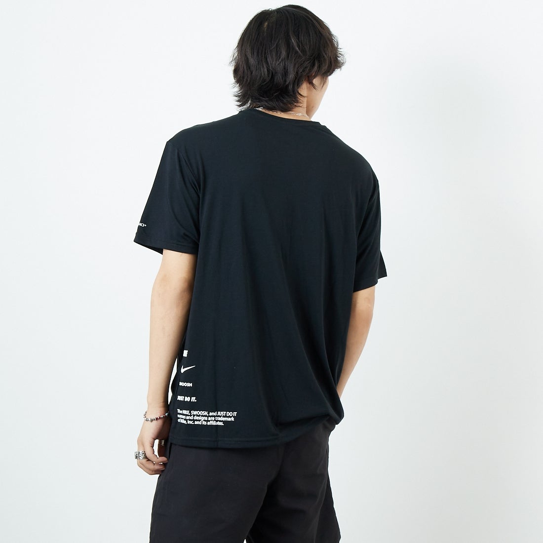 NIKE SWIM [ナイキスイム] コットンライク スニーカーボックスラッシュガード [NESSF523] N001 ﾌﾞﾗｯｸ &&モデル身長：179cm 着用サイズ：L&&