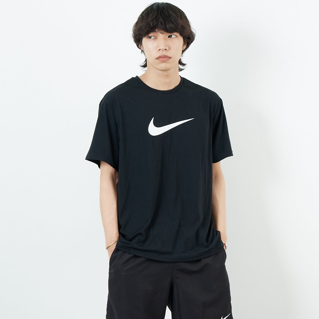NIKE SWIM [ナイキスイム] コットンライク スニーカーボックスラッシュガード [NESSF523] N001 ﾌﾞﾗｯｸ &&モデル身長：179cm 着用サイズ：L&&