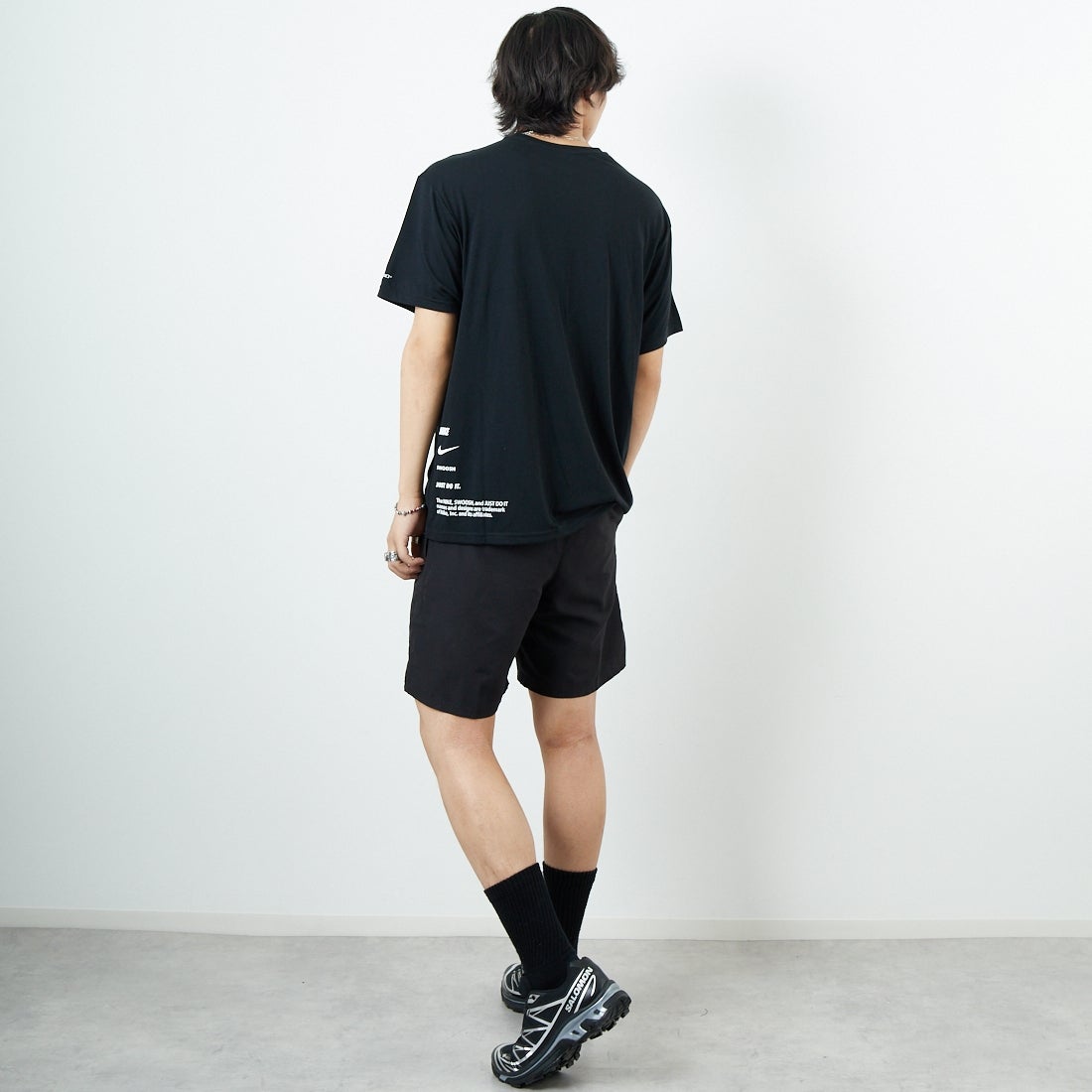 NIKE SWIM [ナイキスイム] コットンライク スニーカーボックスラッシュガード [NESSF523] N001 ﾌﾞﾗｯｸ &&モデル身長：179cm 着用サイズ：L&&