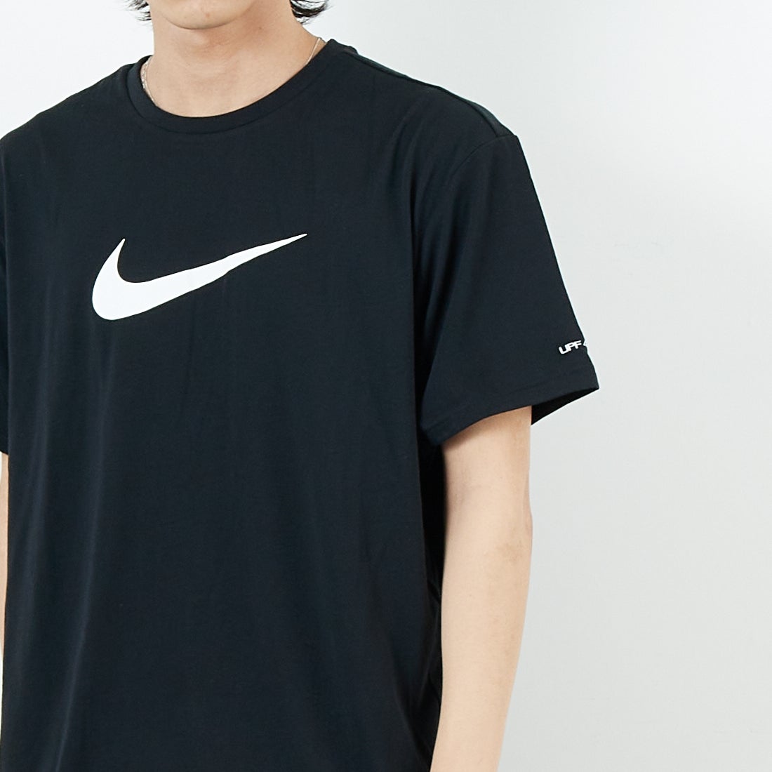 NIKE SWIM [ナイキスイム] コットンライク スニーカーボックスラッシュガード [NESSF523] N001 ﾌﾞﾗｯｸ &&モデル身長：179cm 着用サイズ：L&&