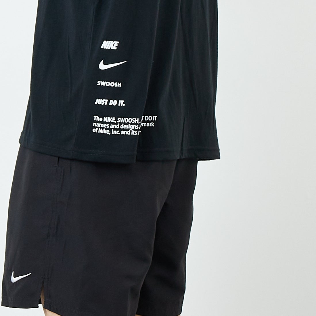 NIKE SWIM [ナイキスイム] コットンライク スニーカーボックスラッシュガード [NESSF523] N001 ﾌﾞﾗｯｸ &&モデル身長：179cm 着用サイズ：L&&