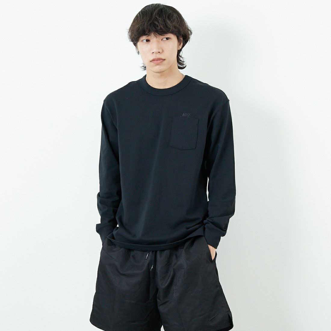 NIKE [ナイキ] プレミアムエッセンシャル ロングスリーブポケットTシャツ [DR7930]011 BLACK &&モデル身長：179cm 着用サイズ：M&&