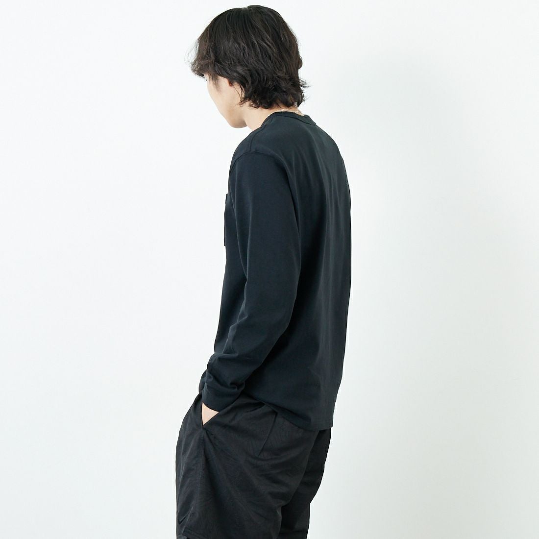 NIKE [ナイキ] プレミアムエッセンシャル ロングスリーブポケットTシャツ [DR7930]011 BLACK &&モデル身長：179cm 着用サイズ：M&&