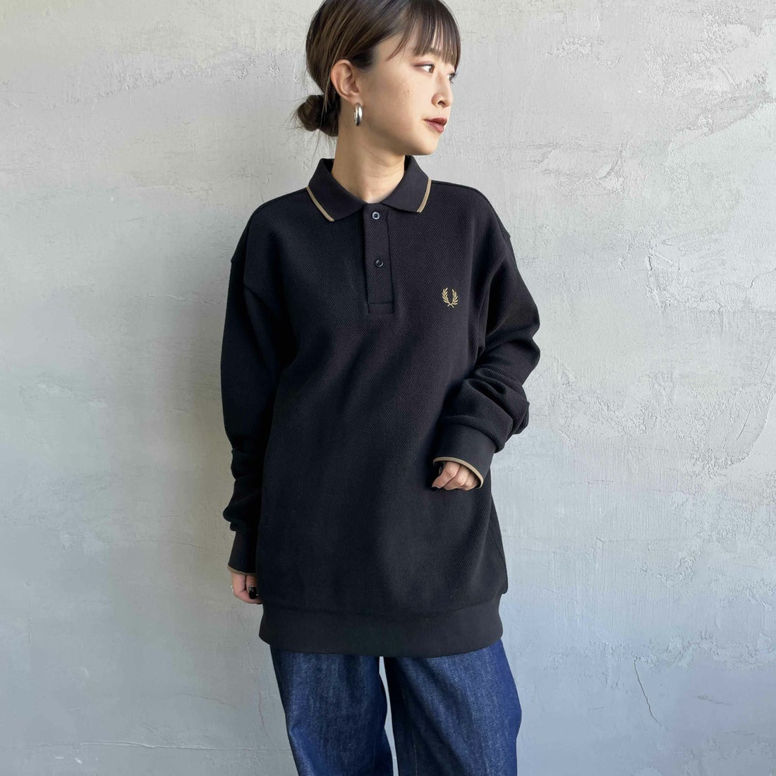 FRED PERRY [フレッドペリー] 別注 ワンポイントロゴ刺繍 ロングスリーブポロシャツ [FPM-25A-027JF] BLK/SHADED &&モデル身長：150cm 着用サイズ：S&&