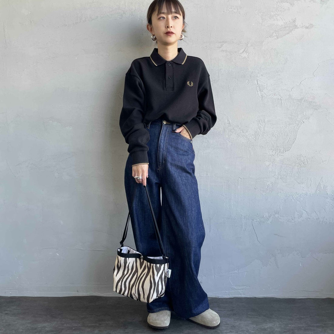 FRED PERRY [フレッドペリー] 別注 ワンポイントロゴ刺繍 ロングスリーブポロシャツ [FPM-25A-027JF] BLK/SHADED &&モデル身長：150cm 着用サイズ：S&&