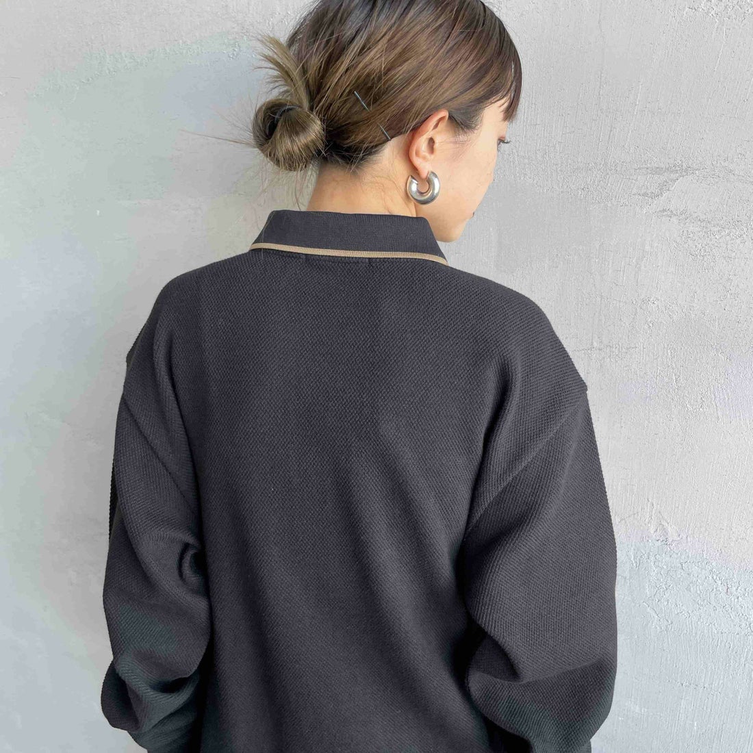 FRED PERRY [フレッドペリー] 別注 ワンポイントロゴ刺繍 ロングスリーブポロシャツ [FPM-25A-027JF] BLK/SHADED &&モデル身長：150cm 着用サイズ：S&&