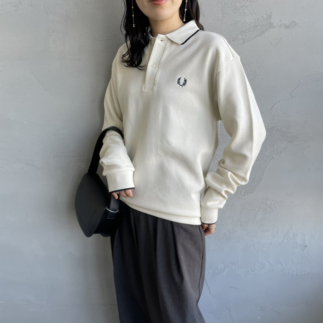 FRED PERRY [フレッドペリー] 別注 ワンポイントロゴ刺繍 ロングスリーブポロシャツ [FPM-25A-027JF] ECRU/NAVY &&モデル身長：160cm 着用サイズ：S&&