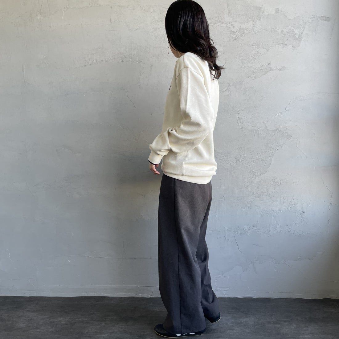 FRED PERRY [フレッドペリー] 別注 ワンポイントロゴ刺繍 ロングスリーブポロシャツ [FPM-25A-027JF] ECRU/NAVY &&モデル身長：160cm 着用サイズ：S&&