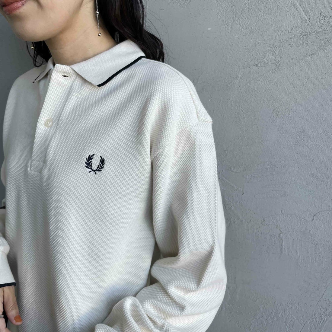 FRED PERRY [フレッドペリー] 別注 ワンポイントロゴ刺繍 ロングスリーブポロシャツ [FPM-25A-027JF] ECRU/NAVY &&モデル身長：160cm 着用サイズ：S&&
