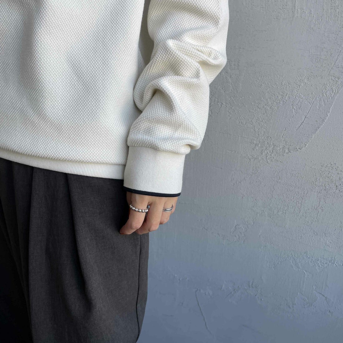 FRED PERRY [フレッドペリー] 別注 ワンポイントロゴ刺繍 ロングスリーブポロシャツ [FPM-25A-027JF] ECRU/NAVY &&モデル身長：160cm 着用サイズ：S&&