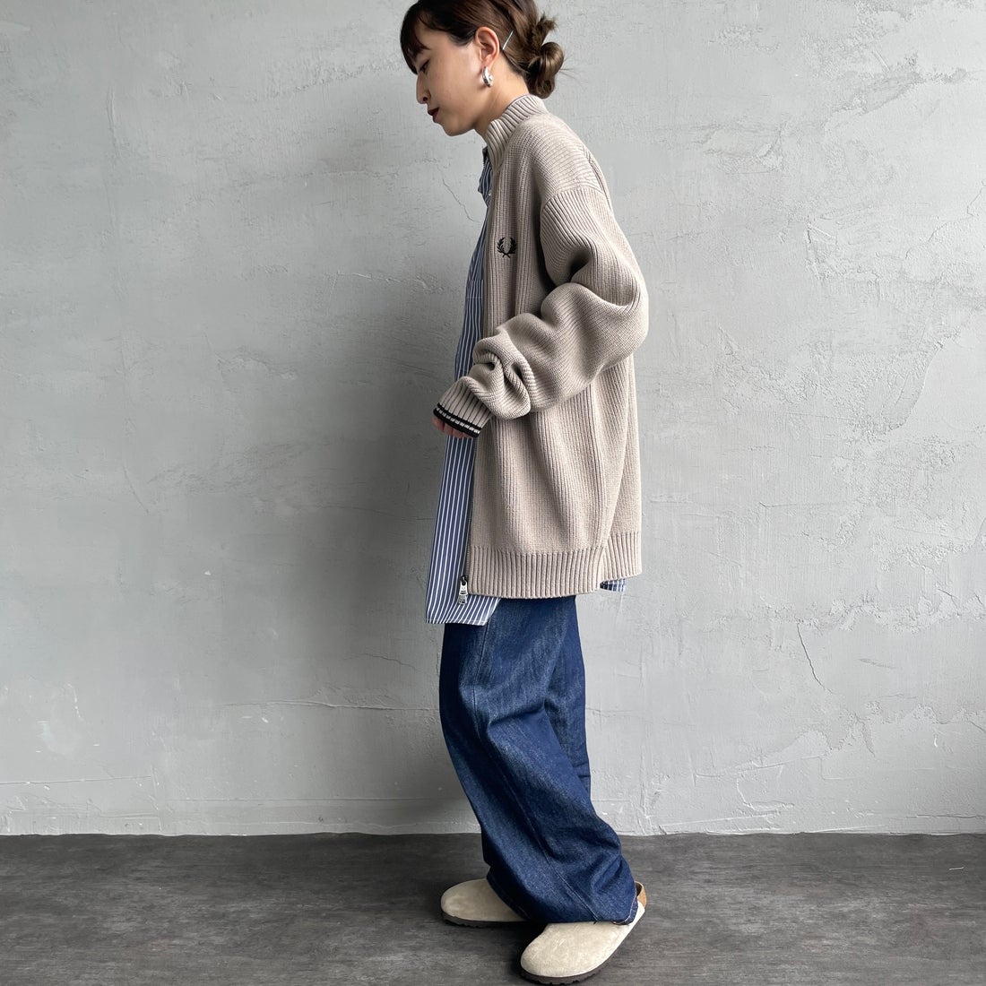 FRED PERRY [フレッドペリー] 別注 ドライバーズニット [FPM-25A-028JF] WARM OAT/B &&モデル身長：150cm 着用サイズ：S&&