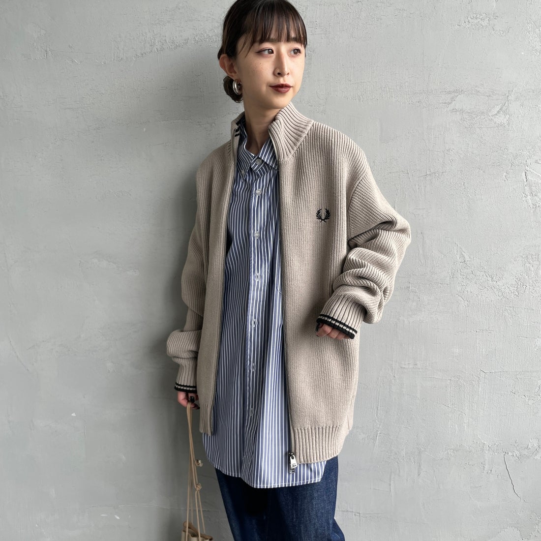 FRED PERRY [フレッドペリー] 別注 ドライバーズニット [FPM-25A-028JF] WARM OAT/B &&モデル身長：150cm 着用サイズ：S&&