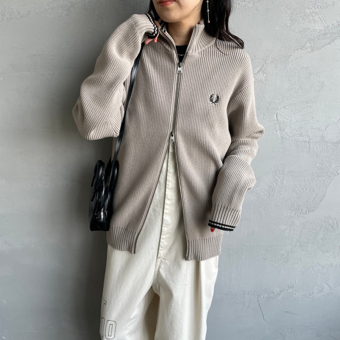 FRED PERRY [フレッドペリー] 別注 ドライバーズニット [FPM-25A-028JF] WARM OAT/B &&モデル身長：160cm 着用サイズ：S&&