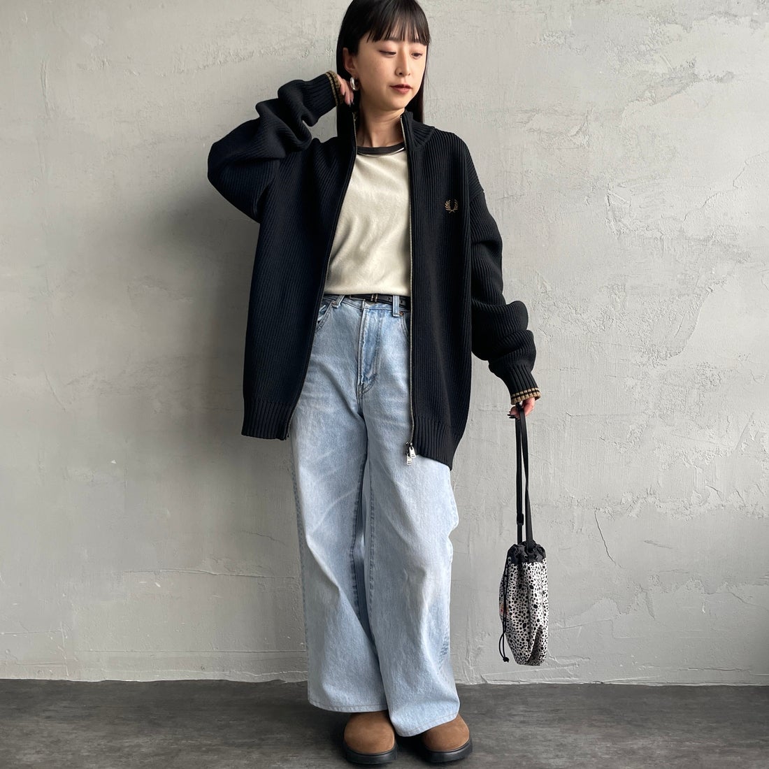 FRED PERRY [フレッドペリー] 別注 ドライバーズニット [FPM-25A-028JF] BLK/SHADED &&モデル身長：150cm 着用サイズ：S&&