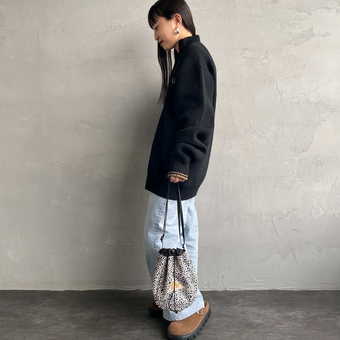 FRED PERRY [フレッドペリー] 別注 ドライバーズニット [FPM-25A-028JF] BLK/SHADED &&モデル身長：150cm 着用サイズ：S&&