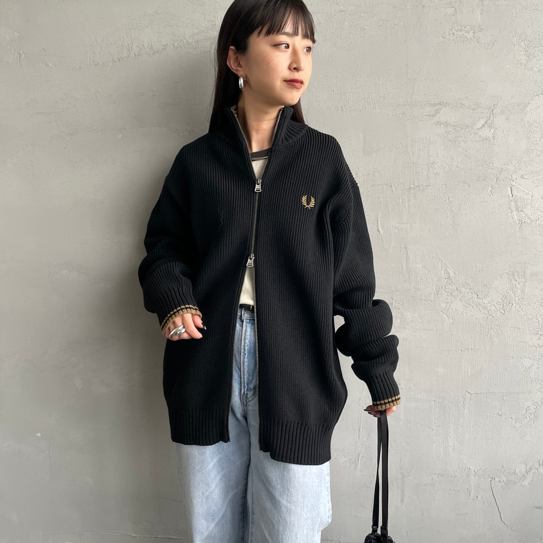 FRED PERRY [フレッドペリー] 別注 ドライバーズニット [FPM-25A-028JF] BLK/SHADED &&モデル身長：150cm 着用サイズ：S&&