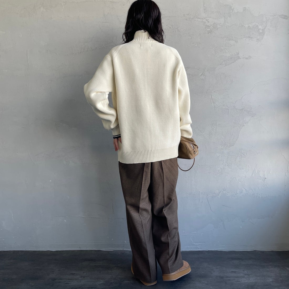 FRED PERRY [フレッドペリー] 別注 ドライバーズニット [FPM-25A-028JF] ECRU/NAVY &&モデル身長：160cm 着用サイズ：S&&