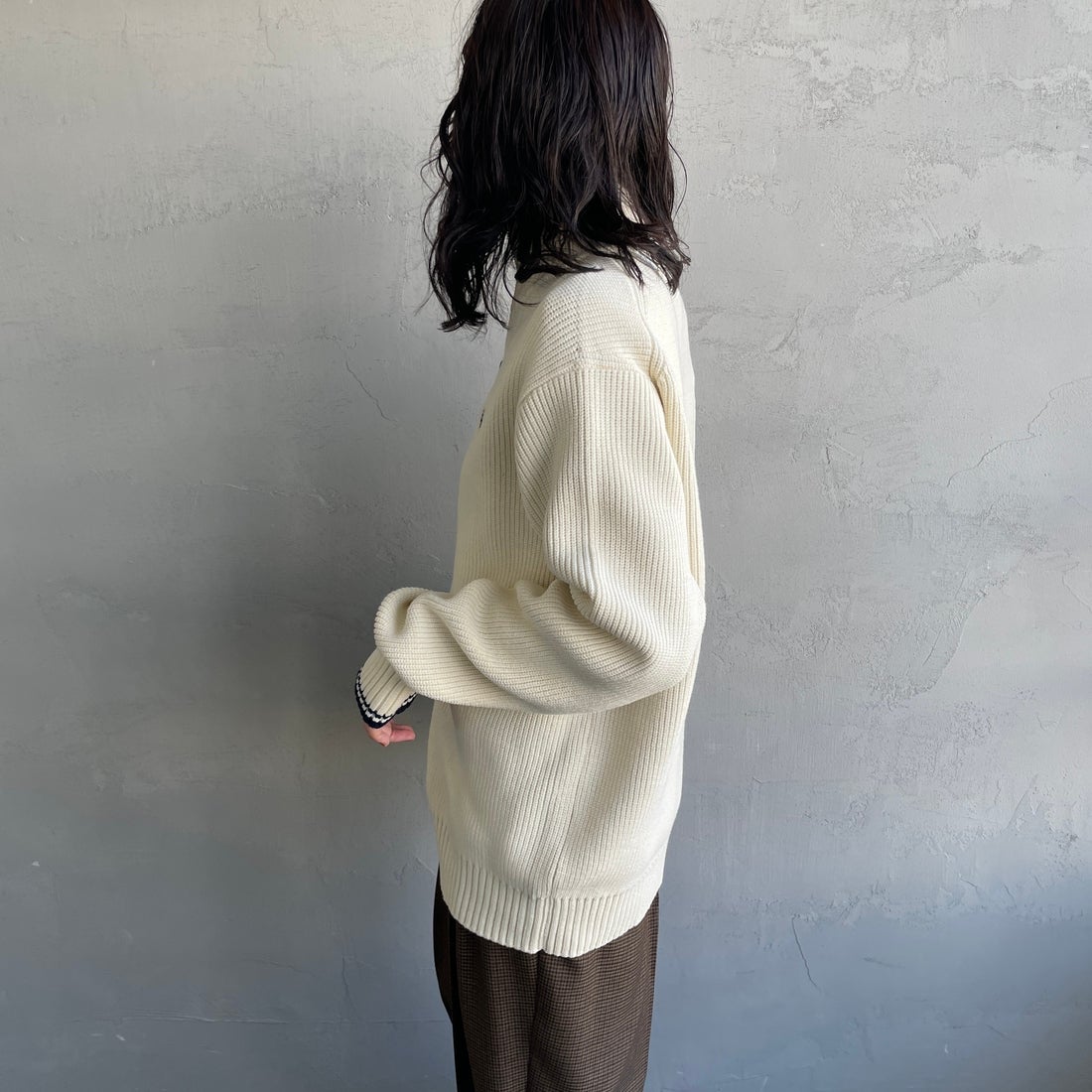 FRED PERRY [フレッドペリー] 別注 ドライバーズニット [FPM-25A-028JF] ECRU/NAVY &&モデル身長：160cm 着用サイズ：S&&