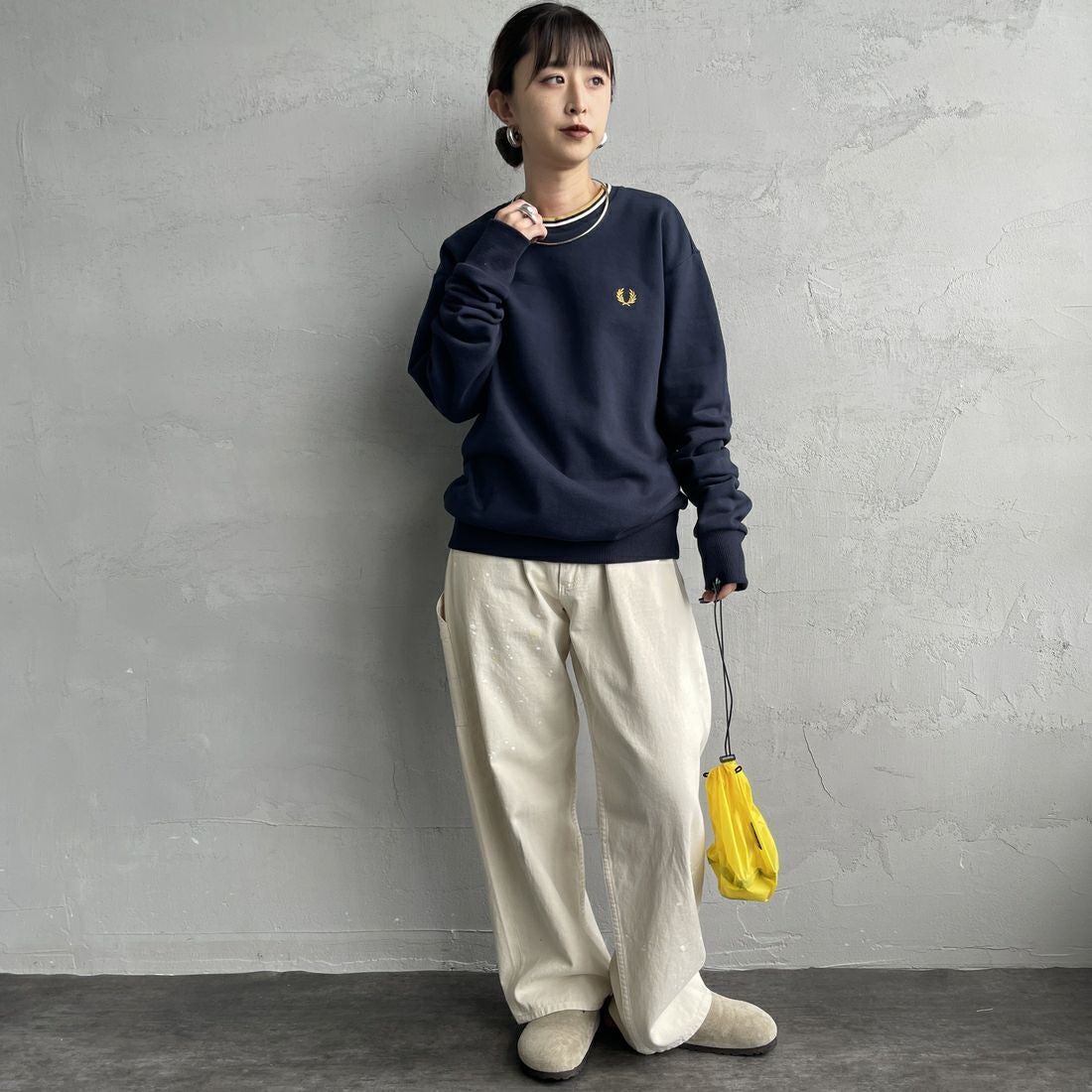 FRED PERRY [フレッドペリー] 別注 ツインティップライン ワンポイントロゴ刺繍クルーネックスウェット [FPM-25A-025JF] NVY/ECR/HO &&モデル身長：150cm 着用サイズ：S&&