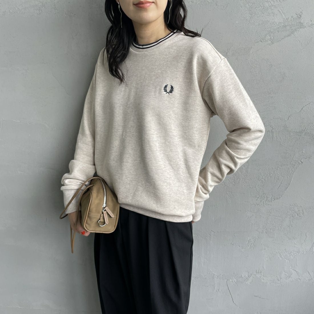FRED PERRY [フレッドペリー] 別注 ツインティップライン ワンポイントロゴ刺繍クルーネックスウェット [FPM-25A-025JF] PORRIDGE M &&モデル身長：160cm 着用サイズ：S&&