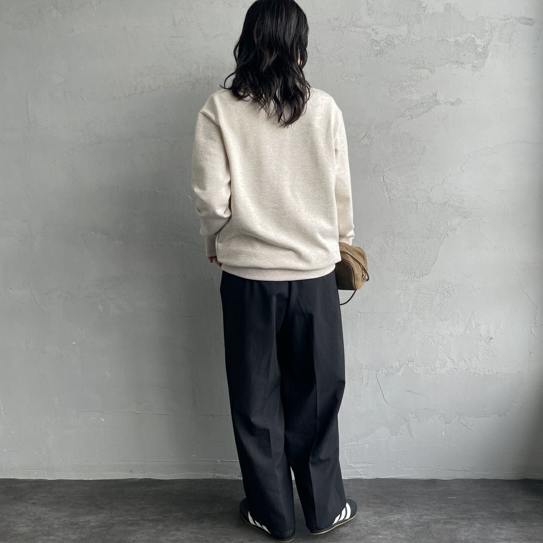 FRED PERRY [フレッドペリー] 別注 ツインティップライン ワンポイントロゴ刺繍クルーネックスウェット [FPM-25A-025JF] PORRIDGE M &&モデル身長：160cm 着用サイズ：S&&