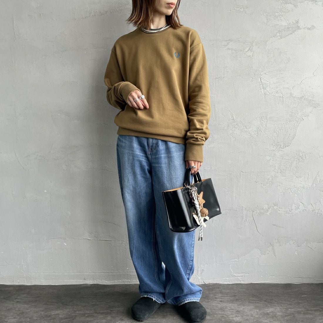 FRED PERRY [フレッドペリー] 別注 ツインティップライン ワンポイントロゴ刺繍クルーネックスウェット [FPM-25A-025JF] SHADED STO &&モデル身長：158cm 着用サイズ：S&&