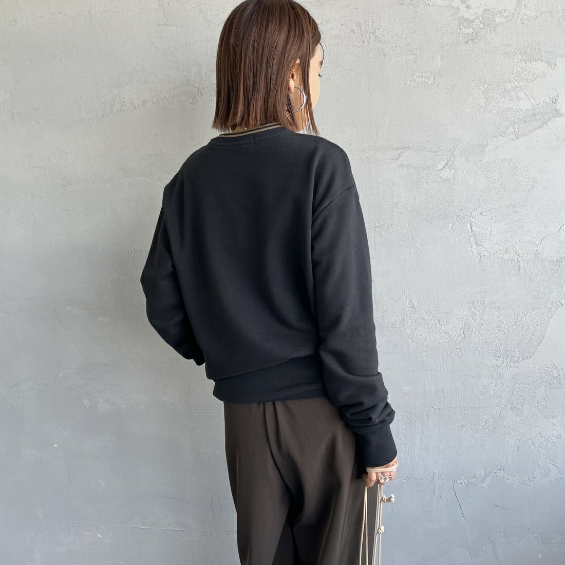 FRED PERRY [フレッドペリー] 別注 ツインティップライン ワンポイントロゴ刺繍クルーネックスウェット [FPM-25A-025JF] BLK/SHADED &&モデル身長：159cm 着用サイズ：S&&