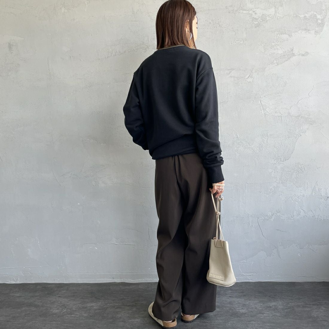 FRED PERRY [フレッドペリー] 別注 ツインティップライン ワンポイントロゴ刺繍クルーネックスウェット [FPM-25A-025JF] BLK/SHADED &&モデル身長：159cm 着用サイズ：S&&