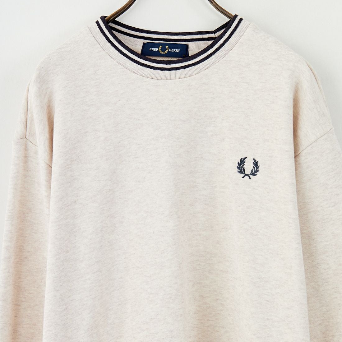 FRED PERRY [フレッドペリー] 別注 ツインティップライン ワンポイントロゴ刺繍クルーネックスウェット [FPM-25A-025JF] PORRIDGE M