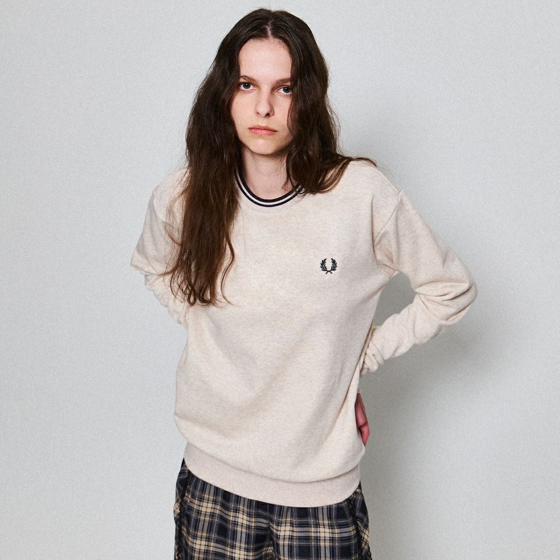 FRED PERRY [フレッドペリー] 別注 ツインティップライン ワンポイントロゴ刺繍クルーネックスウェット [FPM-25A-025JF] PORRIDGE M