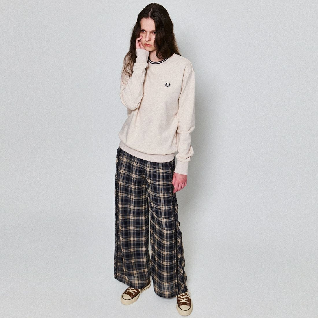 FRED PERRY [フレッドペリー] 別注 ツインティップライン ワンポイントロゴ刺繍クルーネックスウェット [FPM-25A-025JF] PORRIDGE M