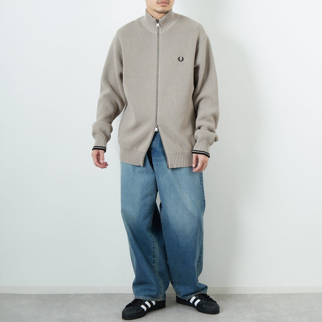 FRED PERRY [フレッドペリー] 別注 ドライバーズニット [FPM-25A-028JF] WARM OAT/B &&モデル身長：167cm 着用サイズ：L&&