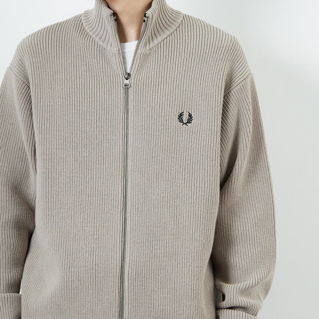 FRED PERRY [フレッドペリー] 別注 ドライバーズニット [FPM-25A-028JF] WARM OAT/B &&モデル身長：167cm 着用サイズ：L&&