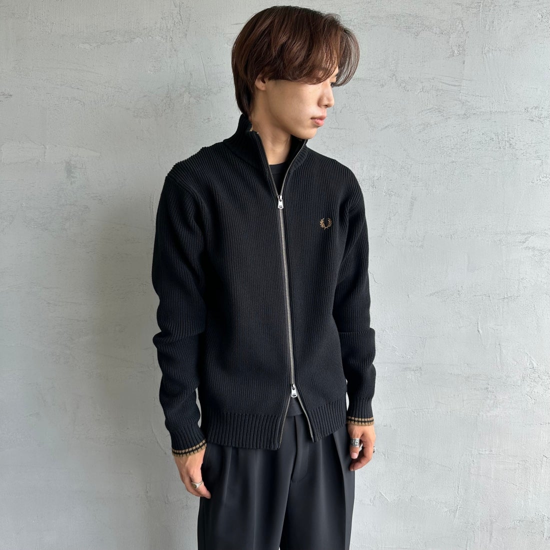FRED PERRY [フレッドペリー] 別注 ドライバーズニット [FPM-25A-028JF] BLK/SHADED &&モデル身長：179cm 着用サイズ：M&&