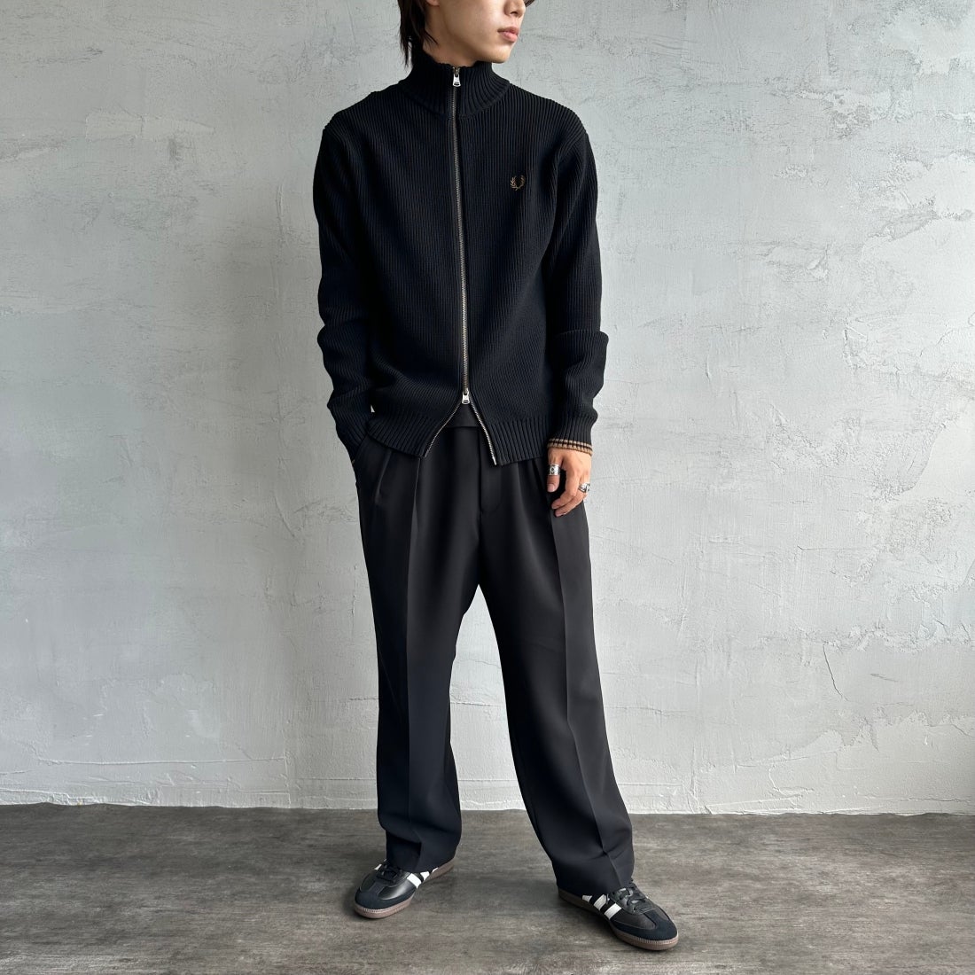 FRED PERRY [フレッドペリー] 別注 ドライバーズニット [FPM-25A-028JF] BLK/SHADED &&モデル身長：179cm 着用サイズ：M&&